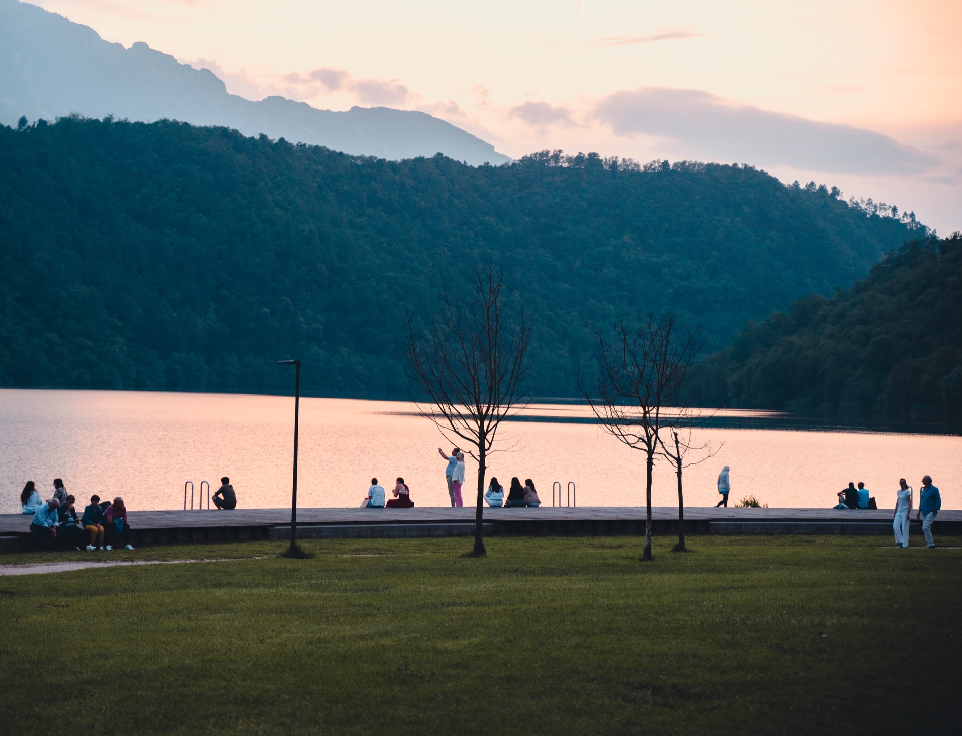 Social nel 2025, poi tutta la comunicazione degli eventi nel 2026 per il locale sul lago.